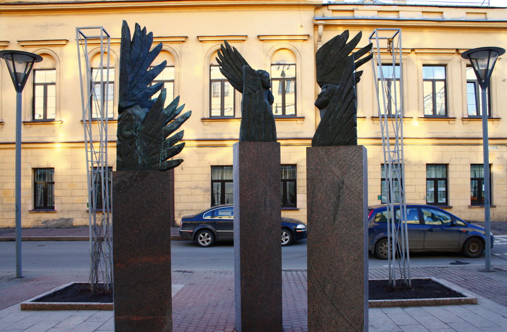 Памятники на улице правды Санкт-Петербург. Памятник три ангела улица правды. Скульптура на улице правды в Санкт-Петербурге. Памятник три ангела в Санкт-Петербурге.